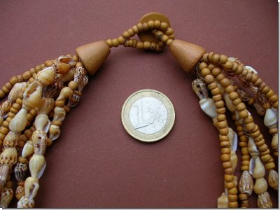 Mehrreihiges Collier in natur mit Holzperlen und Muscheln, 49 cm