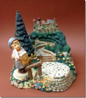 The Hummelscapes Collection - Castle On A Hill 16 cm