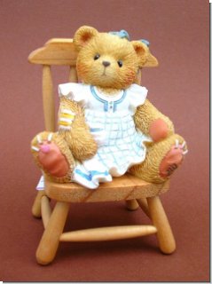 Dina auf einem Holzstuhl, Cherished Teddies 8,5 cm